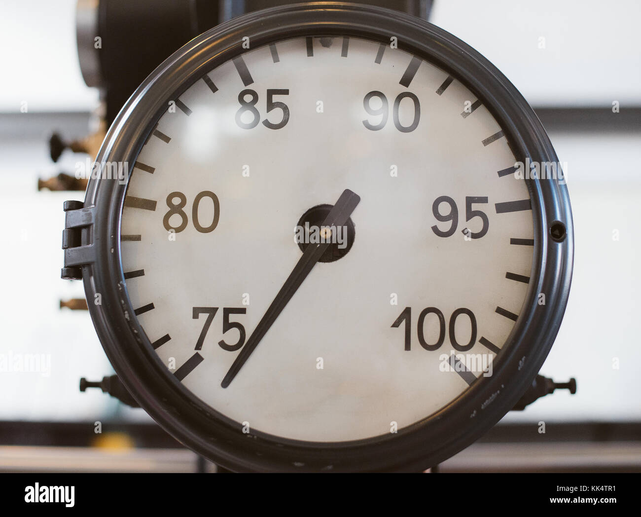 Vista ravvicinata del vecchio vacuometro vintage. Foto Stock