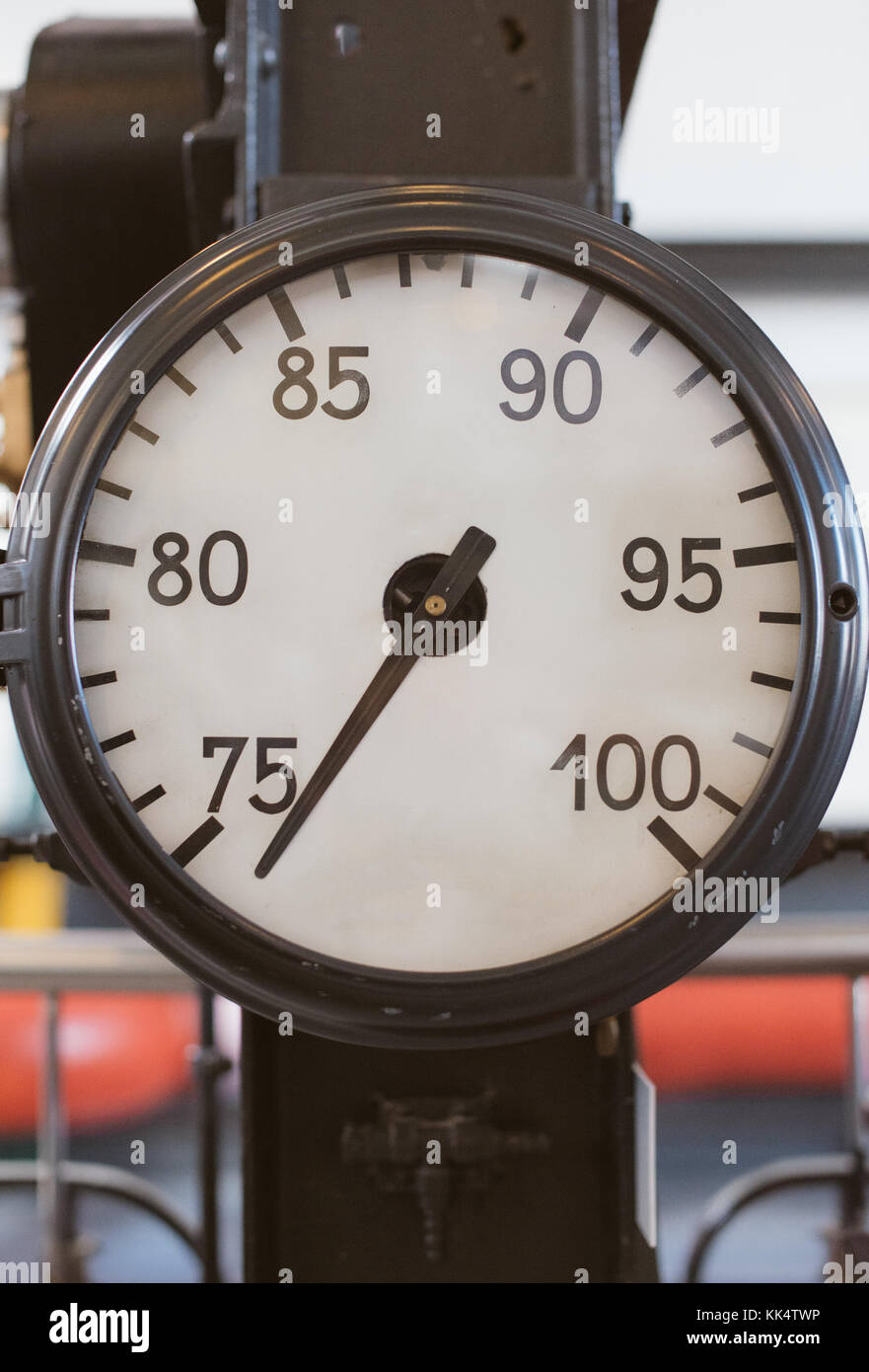 Vista ravvicinata del vecchio vacuometro vintage. Foto Stock