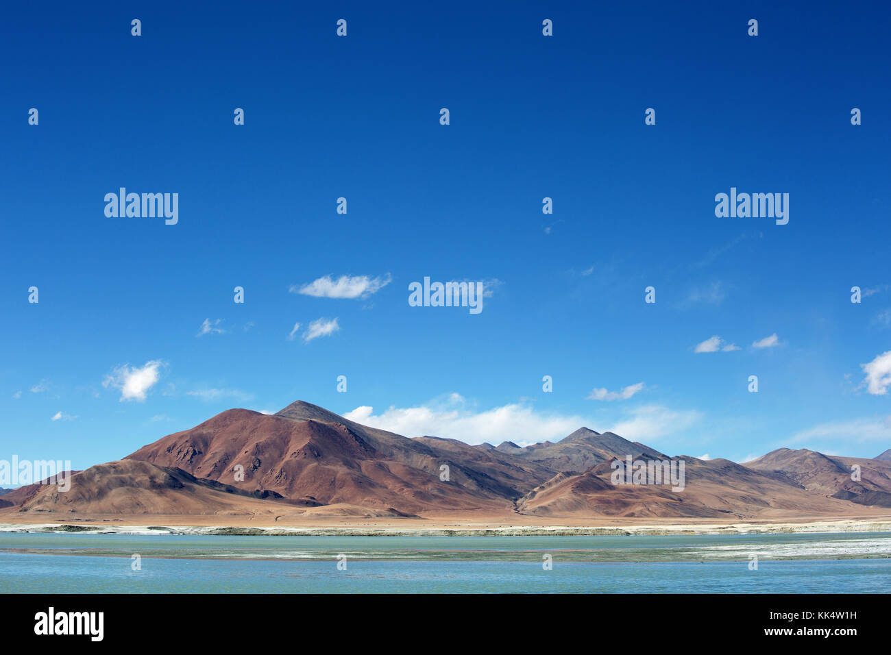 Convoglio militare la guida nel paesaggio arido e strati di sale su una limpida giornata autunnale a una fluttuazione di Salt Lake Tso Kar, Ladakh, India Foto Stock