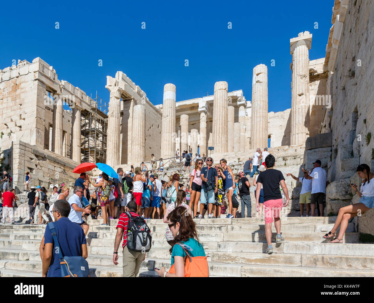 La folla di turisti sugli scalini che portano all'Propylaea, Acropoli di Atene, Grecia Foto Stock