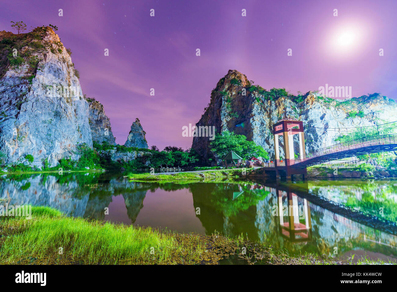 Khao ngu parco di pietra vista notturna in Thailandia Foto Stock