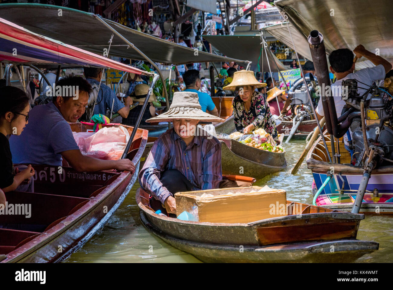 Ratchaburi, Tailandia - 14 agosto: questa è una barca venditore la vendita di bevande di noce di cocco per la gente nel famoso mercato galleggiante di Damnoen Saduak il 14 agosto 20 Foto Stock