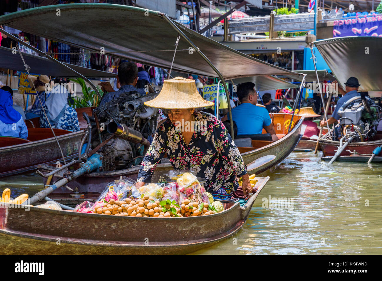 Ratchaburi, Tailandia - 14 agosto: questa è una barca del venditore nel mercato galleggiante di Damnoen Saduak che è la vendita di frutta esotica che sono popolari in Thailandia Foto Stock