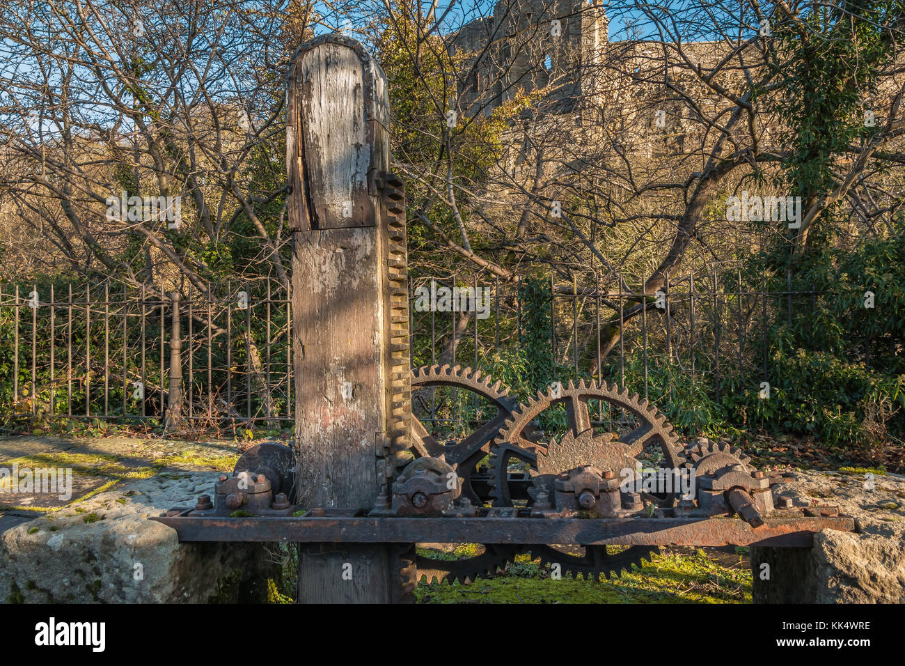 Parte dei resti della saracinesca meccanismo dal ora demolita Ullathorne's Mill, Barnard Castle, North East England, Regno Unito Foto Stock