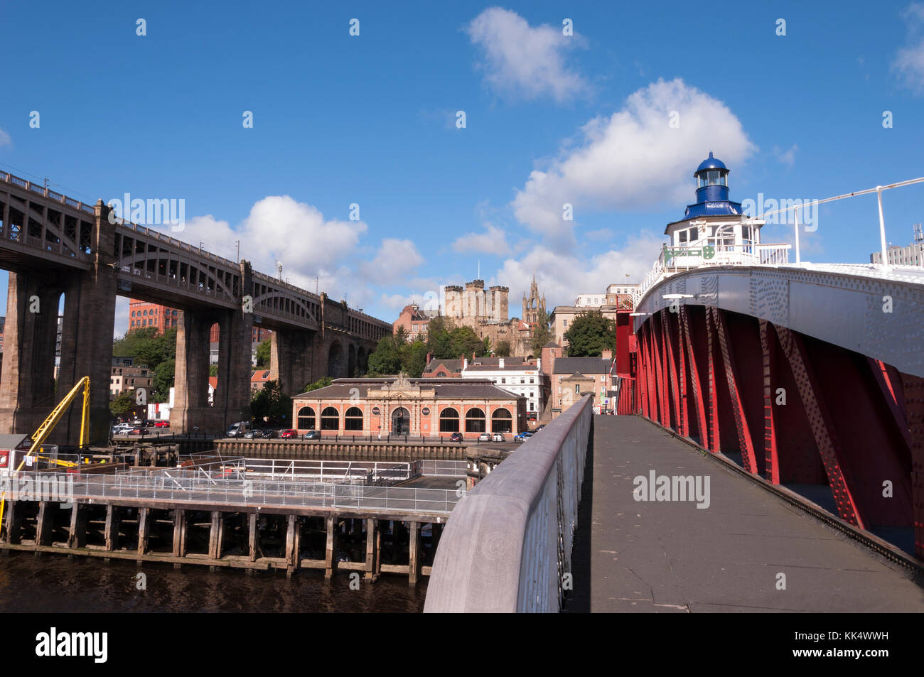 Guardando verso la storica Newcastle, si può proseguire dal ponte Swing sul lato Gateshead del fiume Tyne, nel nord-est dell'Inghilterra. Foto Stock