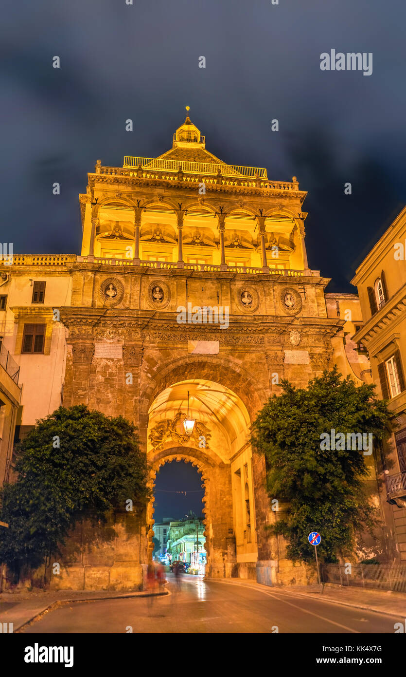 La stazione di porta nuova, una monumentale Porta della città di palermo sicilia, Italia Foto Stock