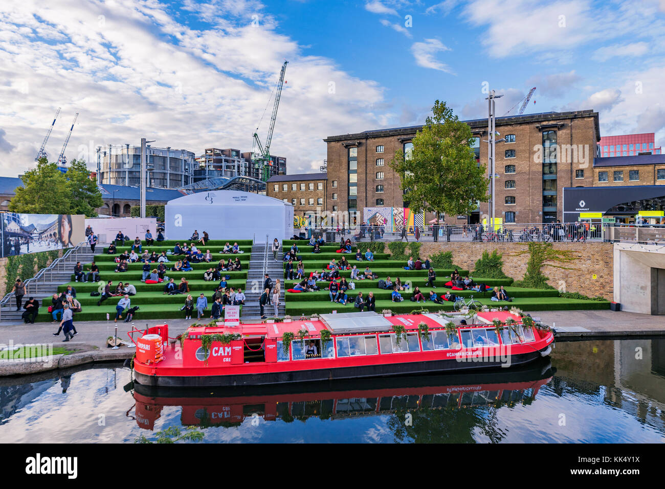 London, Regno Unito - 23 settembre: si tratta di un punto di vista di Piazza granaio riverside area e il Central Saint Martins University edificio su settembre Foto Stock