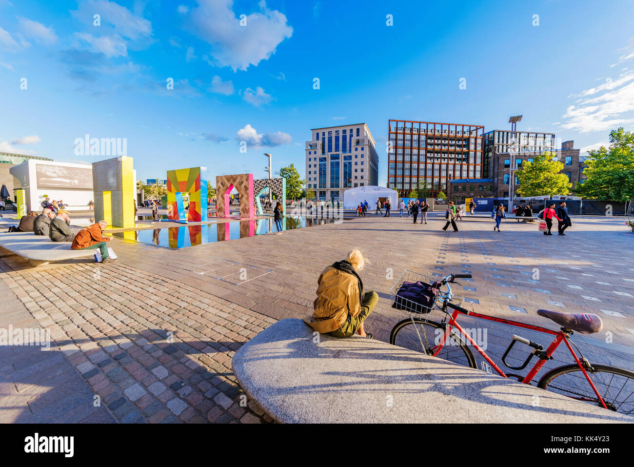 London, Regno Unito - 23 settembre: questo è il granaio di piazza che è una zona al di fuori della Central Saint Martins University dove molti studenti a piedi un Foto Stock