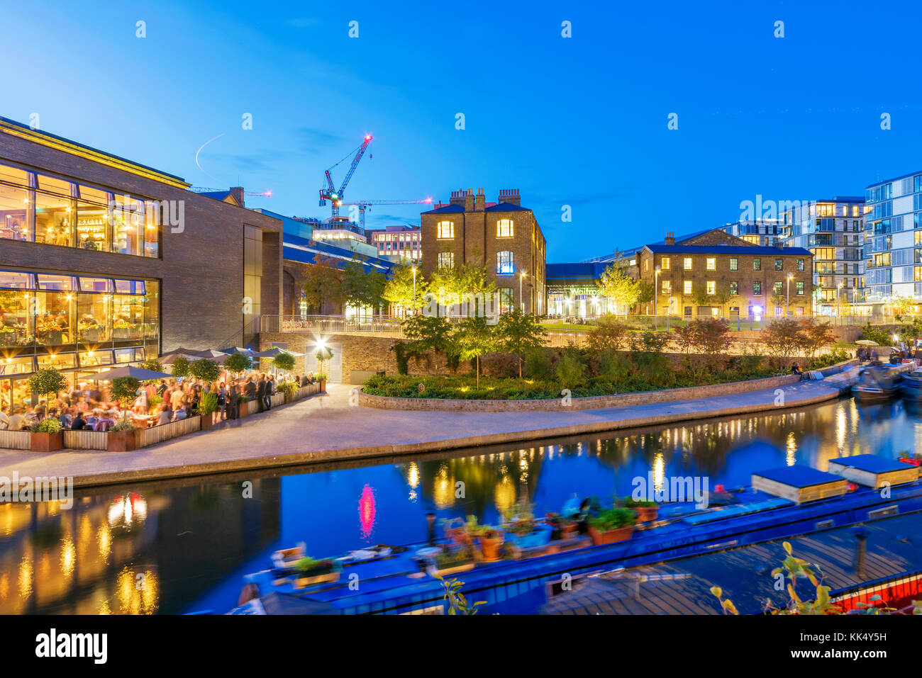 London, Regno Unito - 23 settembre: questa è una vista serale del Regents Canal architettura e il Central Saint Martins University edifici su se Foto Stock