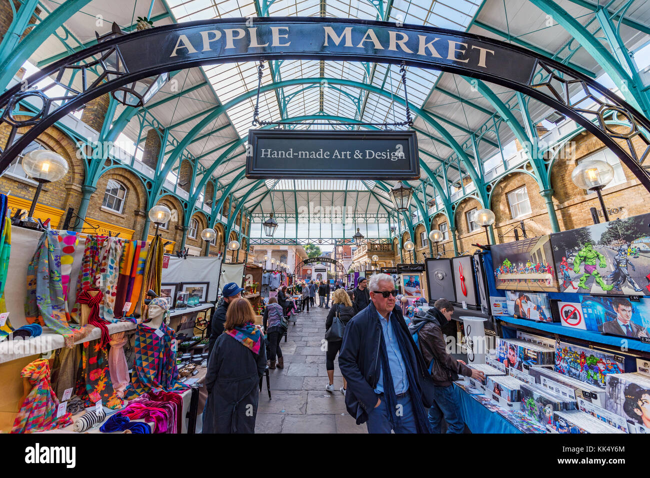 London, Regno Unito - 06 ottobre: questo è il mercato delle mele in covent garden area che è una destinazione turistica popolare, il mercato vende arte e d Foto Stock