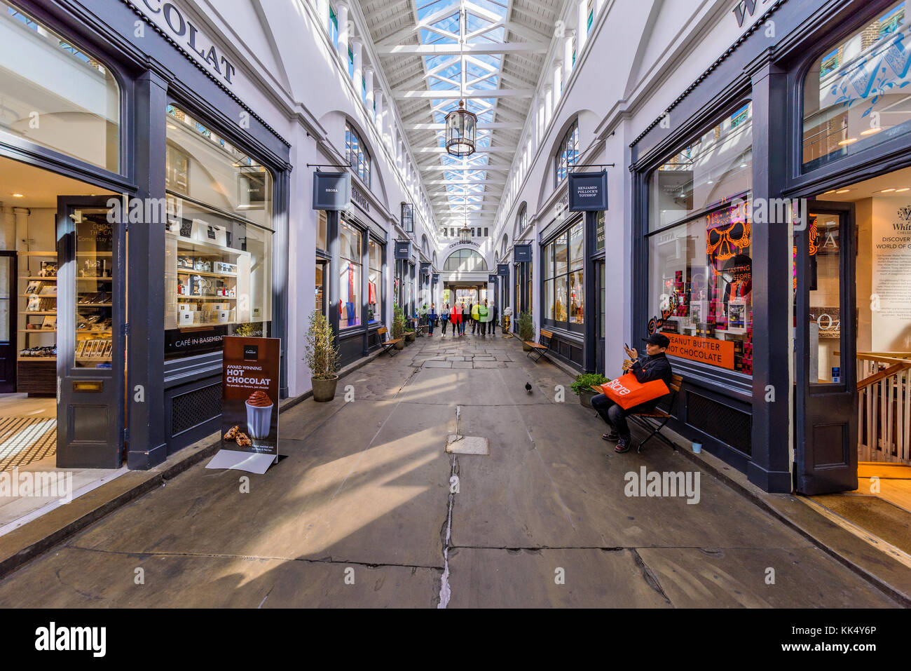 London, Regno Unito - 06 ottobre: si tratta di covent garden central avenue, è un popolare indoor passeggiata shopping su ottobre 06, 2017 a Londra Foto Stock