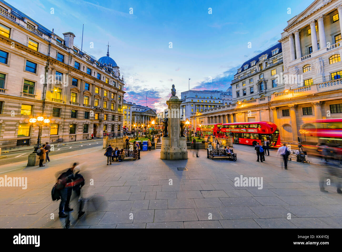 London, Regno Unito - 26 ottobre: vista serale del London Financial District e la banca di Inghilterra architettura in ottobre 26, 2017 a Londra Foto Stock