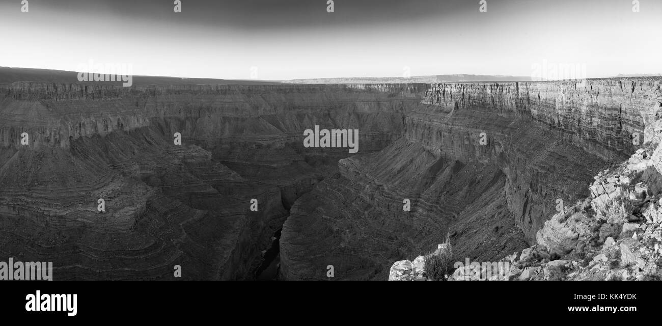 Sul bordo del Grand Canyon al punto Tatahatso, con le scogliere di Vermiglio in background. Foto Stock
