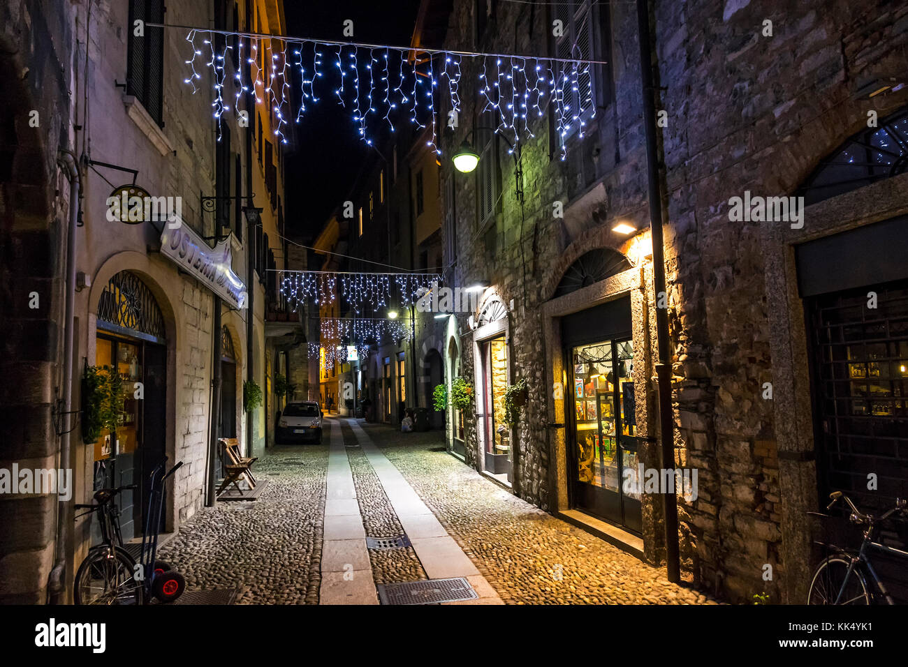 Vista notturna di Via Vitani nel centro storico di Como, Lombardia, Italia Foto Stock