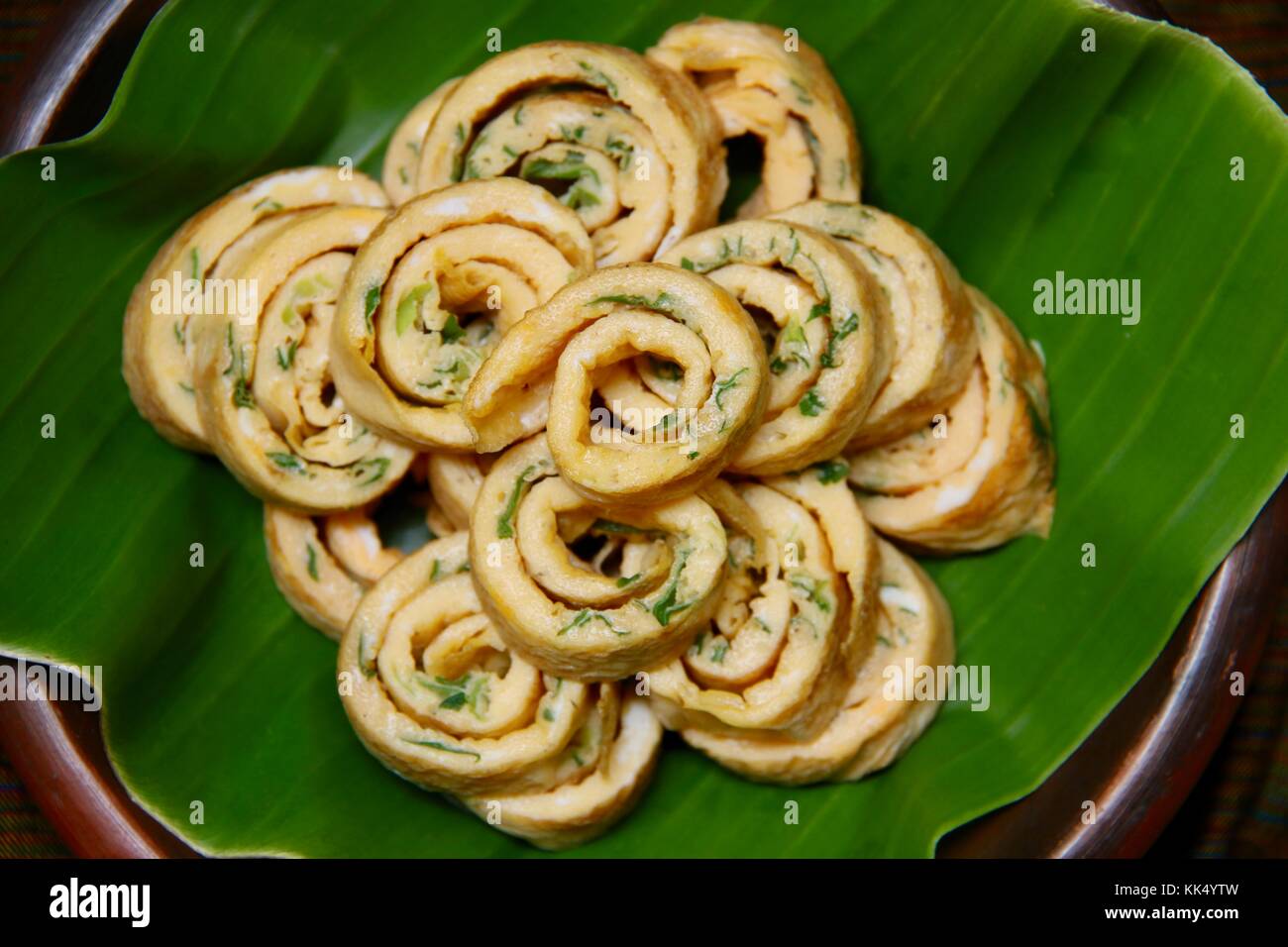 Telur dadar. frittata di uova con lo scalogno; laminato e tagliato in spirali. Foto Stock