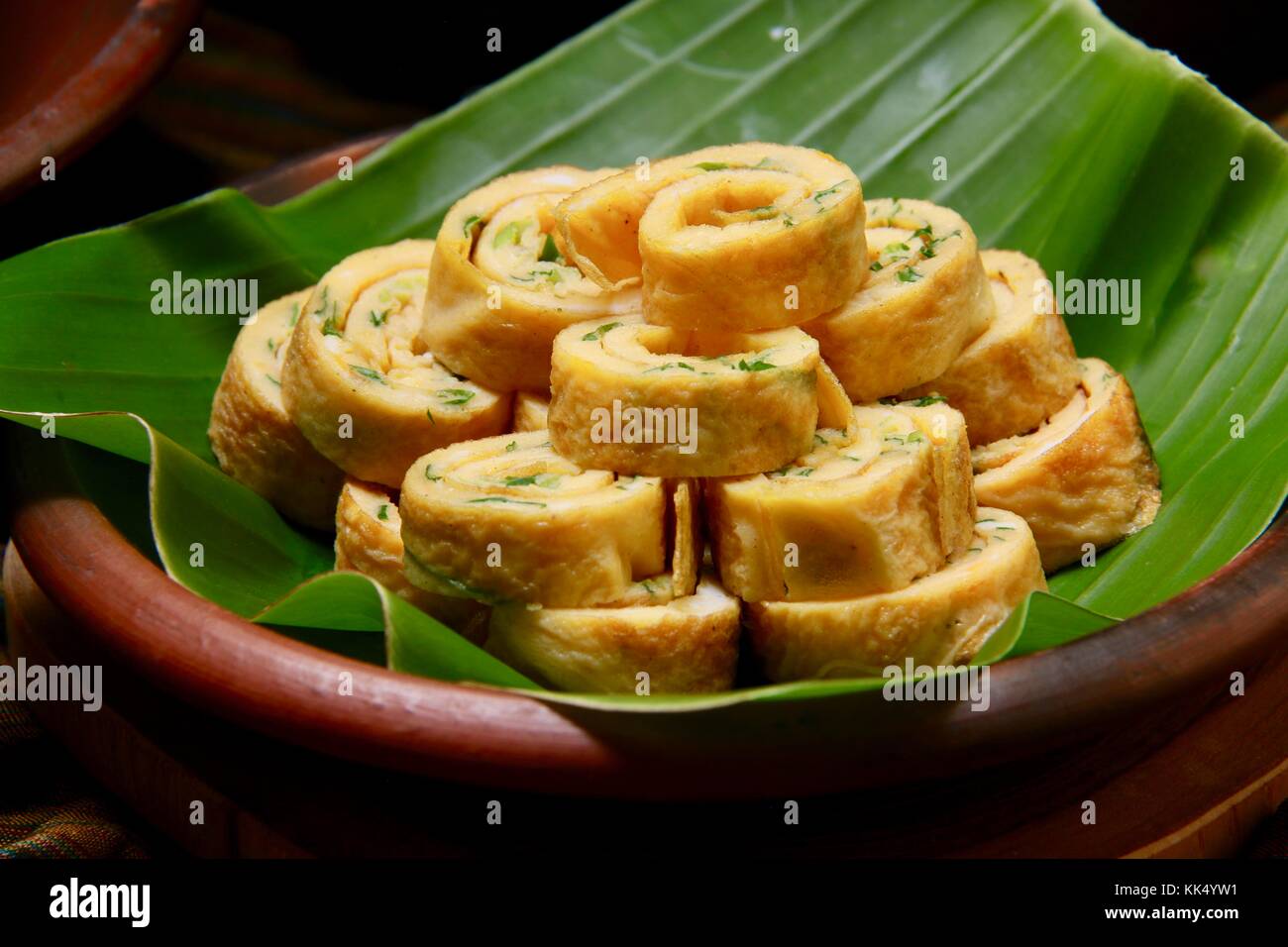 Telur dadar. frittata di uova con lo scalogno; laminato e tagliato in spirali. Foto Stock