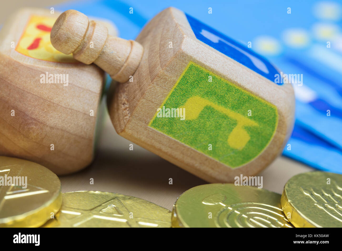 Tradizionale dreidels hanukkah, tovaglioli e cioccolato gelt monete Foto Stock