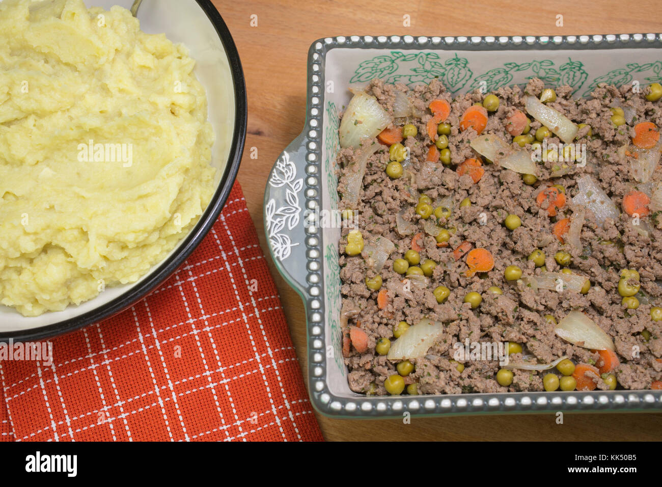 Preparazione del pastore la torta con terreno beed, verdure e purè di patate Foto Stock