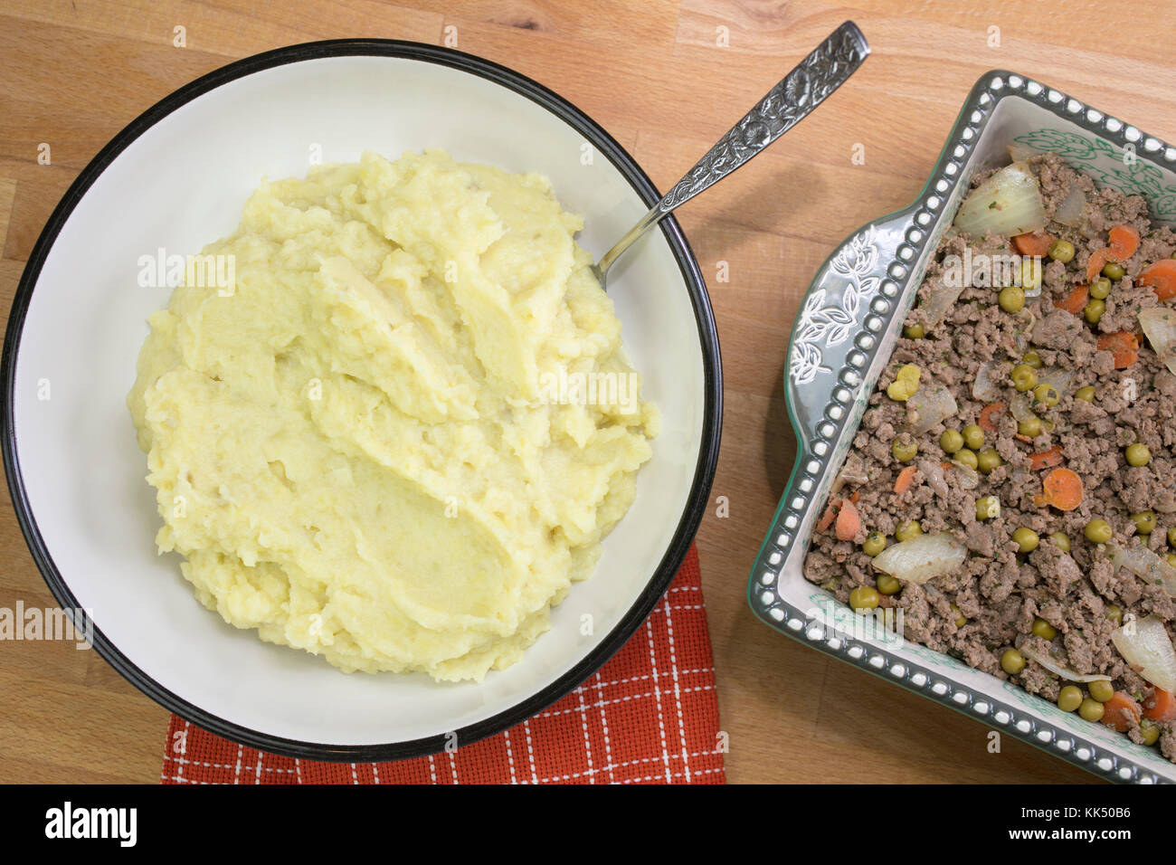 Preparazione del pastore la torta con terreno beed, verdure e purè di patate Foto Stock