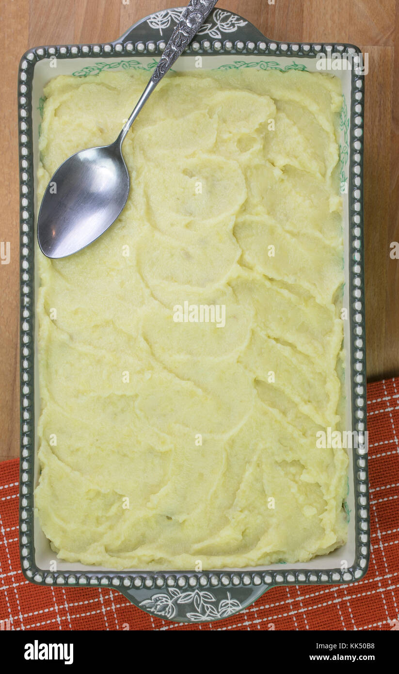 Preparazione del pastore la torta con terreno beed, verdure e purè di patate Foto Stock