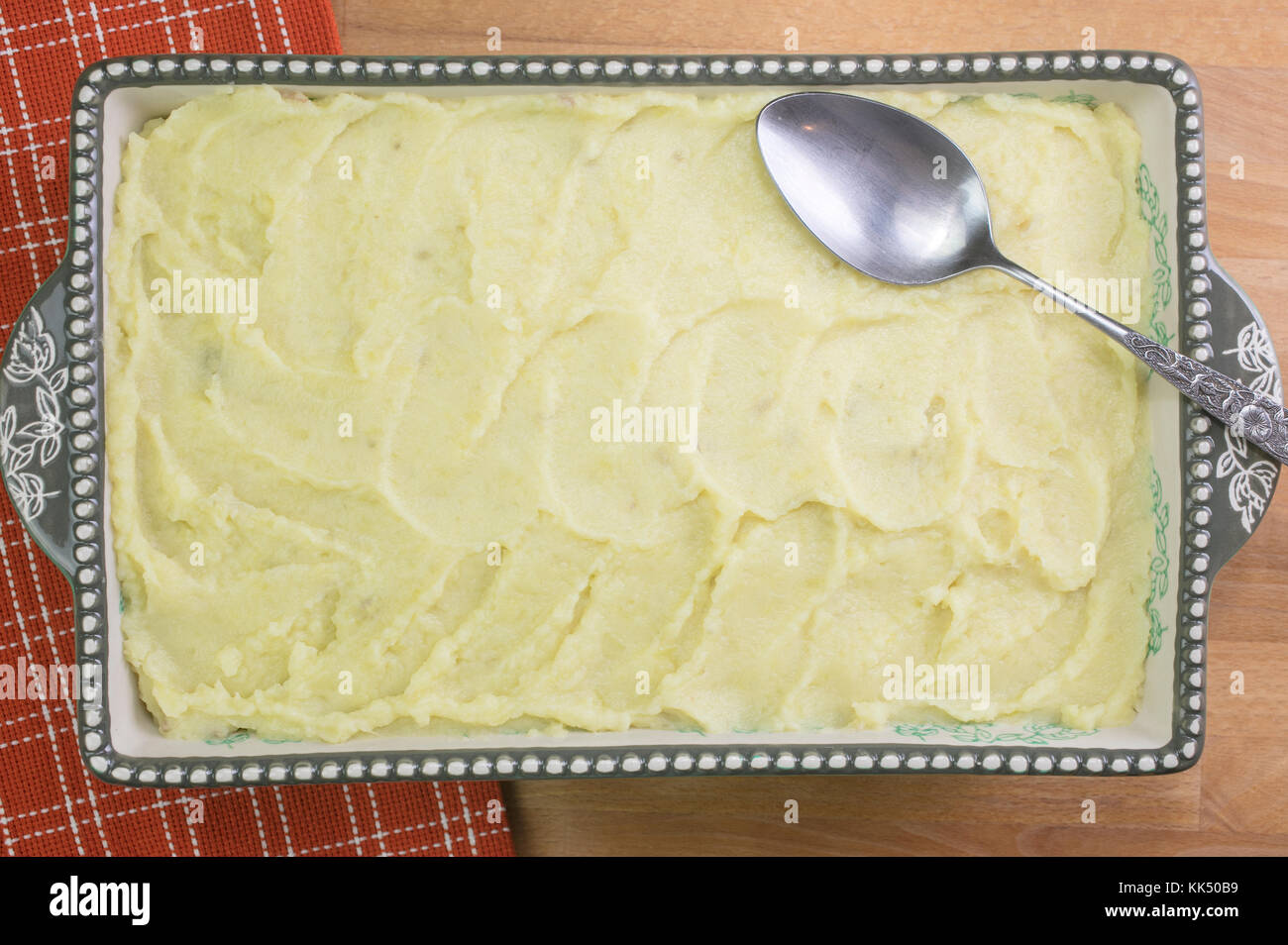 Preparazione del pastore la torta con terreno beed, verdure e purè di patate Foto Stock