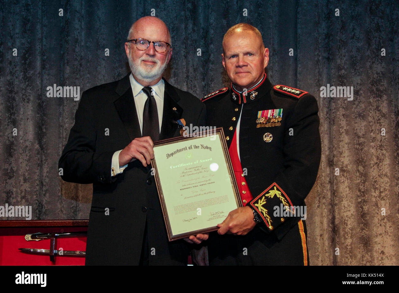 Il comandante del Marine Corps gen. Robert B. Neller, a destra in posa per una foto con Gerry Byrne durante il 2017 USS Intrepid Marine Corps Birthday Gala, New York, N.Y., nov. 8, 2017. Neller stato ospite di onore al ventesimo annuale celebrazione. (U.S. Marine Corps foto di Sgt. Olivia G. Ortiz) Foto Stock