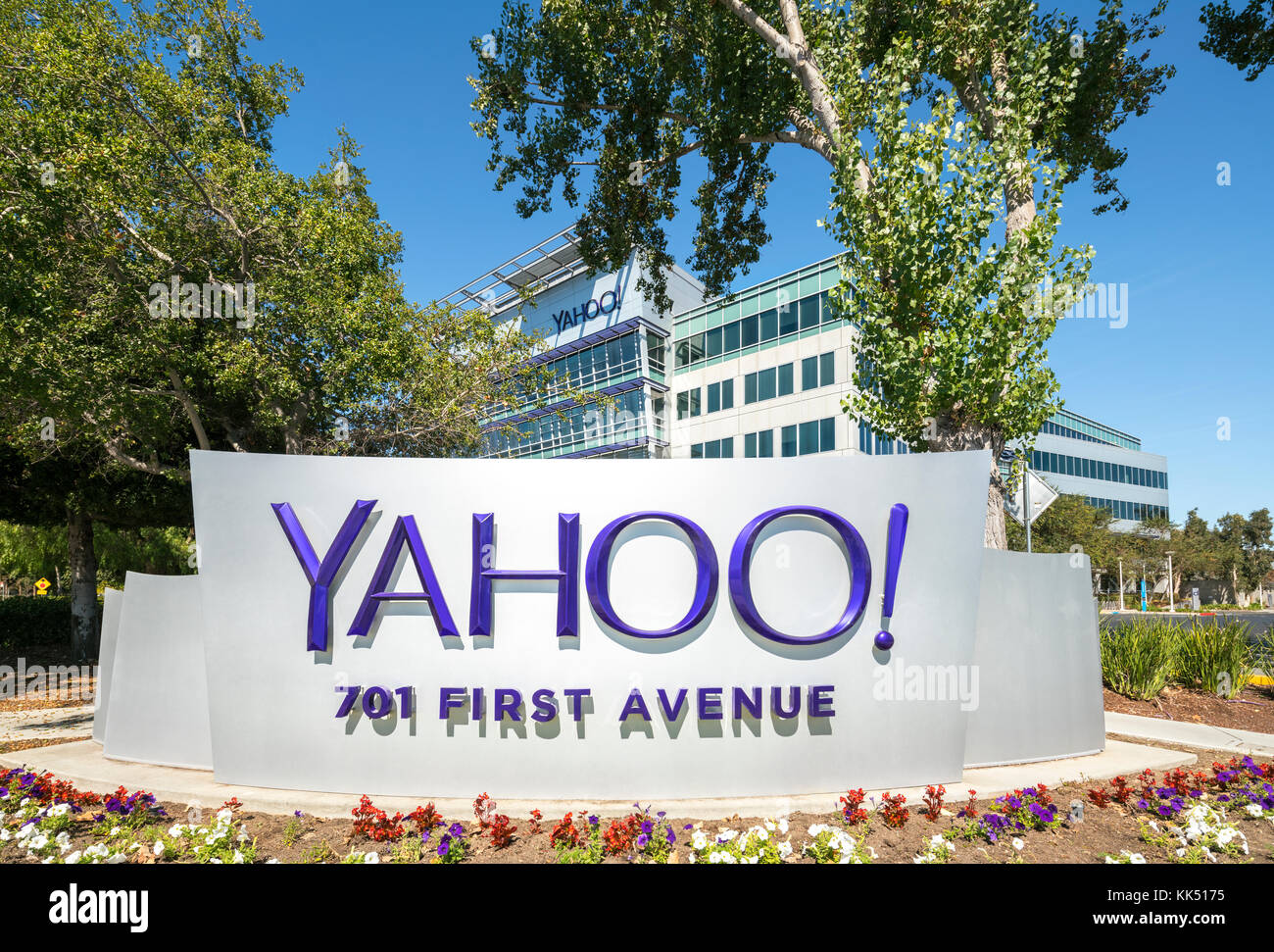 Yahoo sede Sunnyvale California Silicon Valley segno con logo su 701 First Avenue. Foto Stock