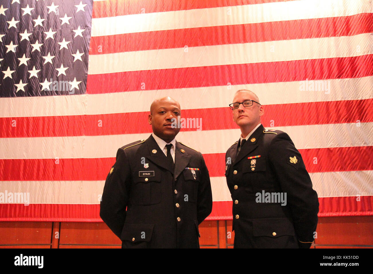 Dopo sei anni, General Electric Healthcare laureati il centesimo esercito soldato di riserva attraverso il militare programma Externship presso il Milwaukee County War Memorial, Milwaukee, Wisconsin tre soldati all'interno di 3D MCDS graduata da dieci mesi del programma. Spc. Lawrence Bynum (sinistra) da 384 medici azienda logistica situato in enclave Gillem, Ga., SPC. Greg Malihot (destra) e Sgt. Ryan Carignan (distribuito) sia con la 327Medical azienda logistica a Newport, R.I., erano tra la classe di laurea di nove. Il externship per apparecchiature biomedicali specialisti con la 68a professionale militare Foto Stock