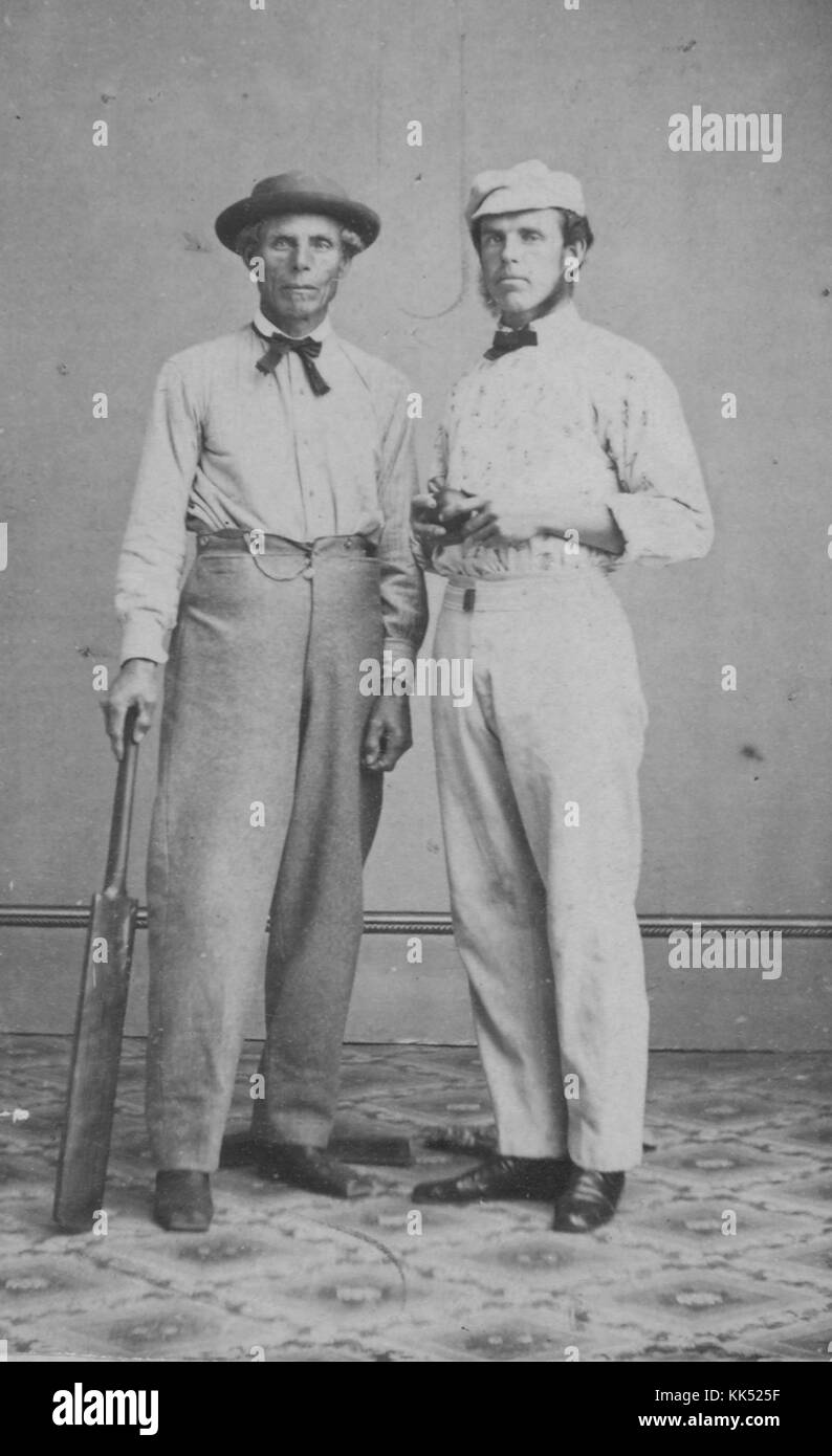 Carte de visite ritratto di sam wright e suo figlio harry wright, prominente giocatori di cricket, con Harry andando a giocare per gli Stati Uniti la squadra nazionale, in piedi accanto a ciascun altro, sam holding a cricket bat, fotografia da mathew b brady, 1863. dalla biblioteca pubblica di new york. Foto Stock