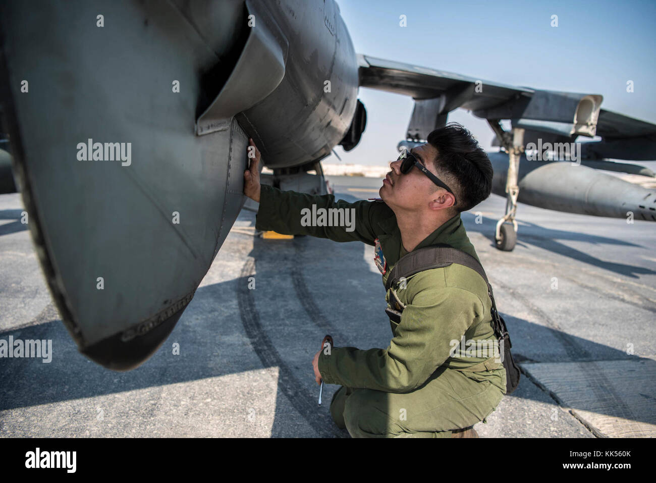 Stati Uniti Marine Corps Lance Cpl. Saul Rivera, piano capitano per mezzo marino Tiltrotor Squadron 161 (Rein), ispeziona AV-8B Harrier II Al Udeid Air Base, Qatar, su nov. 9, 2017. L'Harrier è noto per la sua verticale/breve decollo e atterraggio capacità di attacco. VMM-161 è qui per supportare il funzionamento inerenti risolvere il funzionamento e libertà di Sentinel. (U.S. Air National Guard foto di Master Sgt. Phil Speck) Foto Stock