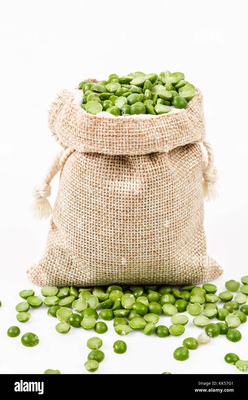 Essiccato piselli spezzati in sacco bag su sfondo bianco. Foto Stock