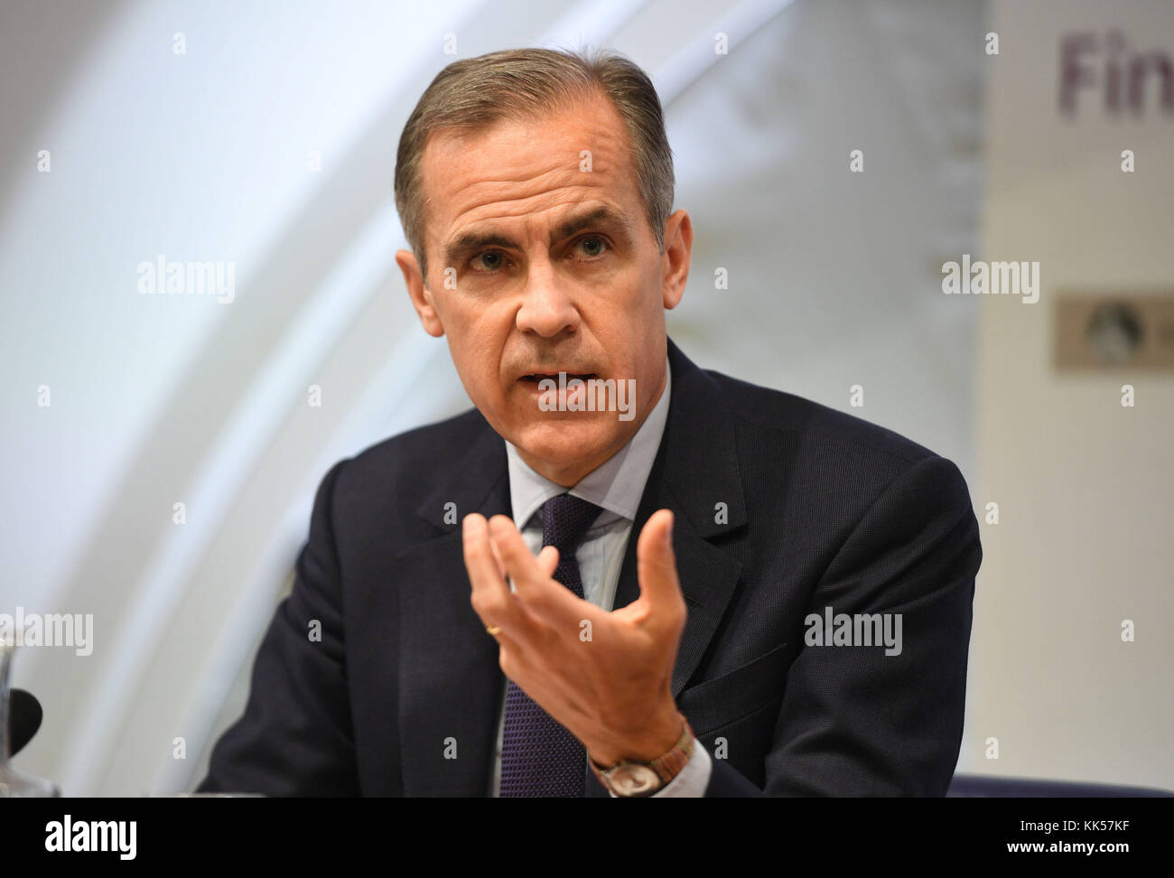 Banca d'Inghilterra governatore Mark Carney parlando durante la banca di Inghilterra del la stabilità finanziaria relazione presso la banca di Inghilterra nella città di Londra. Foto Stock