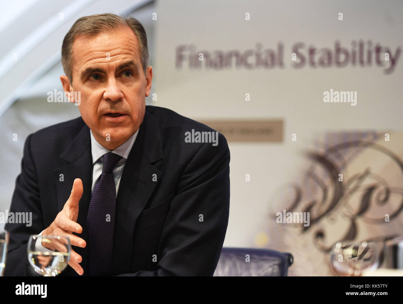 Banca d'Inghilterra governatore Mark Carney parlando durante la banca di Inghilterra del la stabilità finanziaria relazione presso la banca di Inghilterra nella città di Londra. Foto Stock