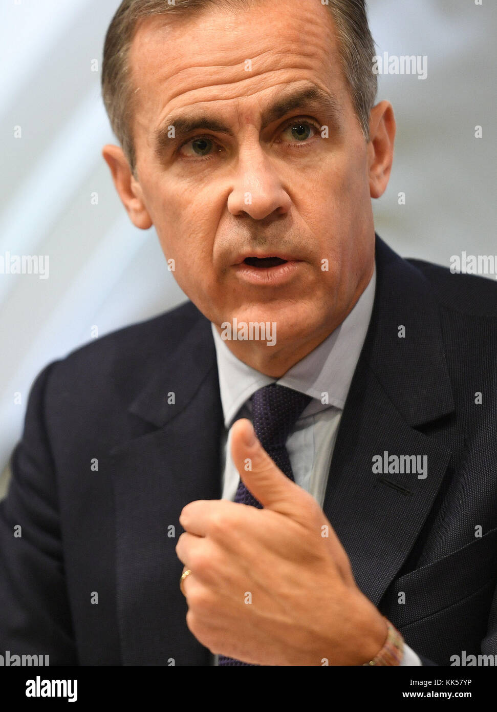 Banca d'Inghilterra governatore Mark Carney parlando durante la banca di Inghilterra del la stabilità finanziaria relazione presso la banca di Inghilterra nella città di Londra. Foto Stock