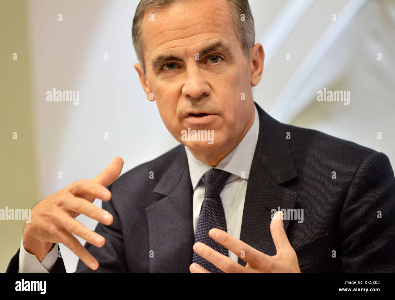 Banca d'Inghilterra governatore Mark Carney parlando durante la banca di Inghilterra del la stabilità finanziaria relazione presso la banca di Inghilterra nella città di Londra. Foto Stock