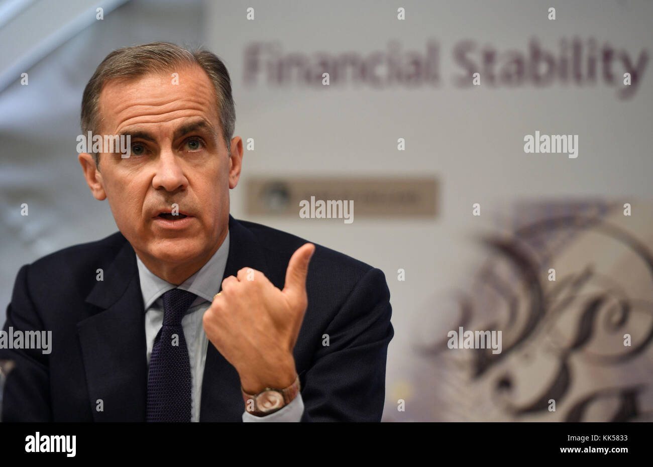 Banca d'Inghilterra governatore Mark Carney parlando durante la banca di Inghilterra del la stabilità finanziaria relazione presso la banca di Inghilterra nella città di Londra. Foto Stock