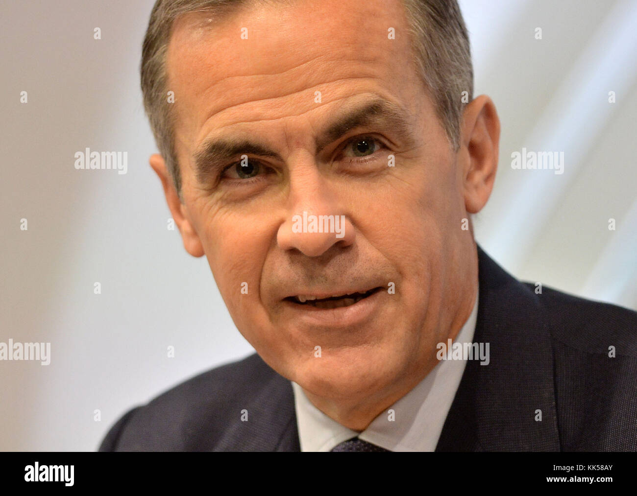 Banca d'Inghilterra governatore Mark Carney parlando durante la banca di Inghilterra del la stabilità finanziaria relazione presso la banca di Inghilterra nella città di Londra. Foto Stock