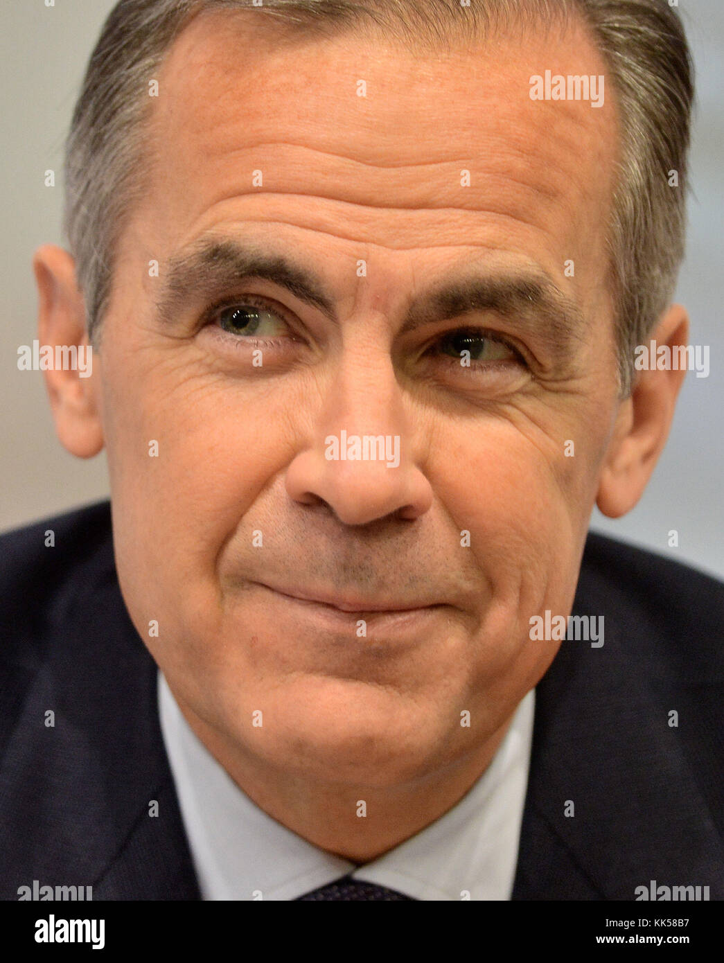 Banca d'Inghilterra governatore Mark Carney parlando durante la banca di Inghilterra del la stabilità finanziaria relazione presso la banca di Inghilterra nella città di Londra. Foto Stock