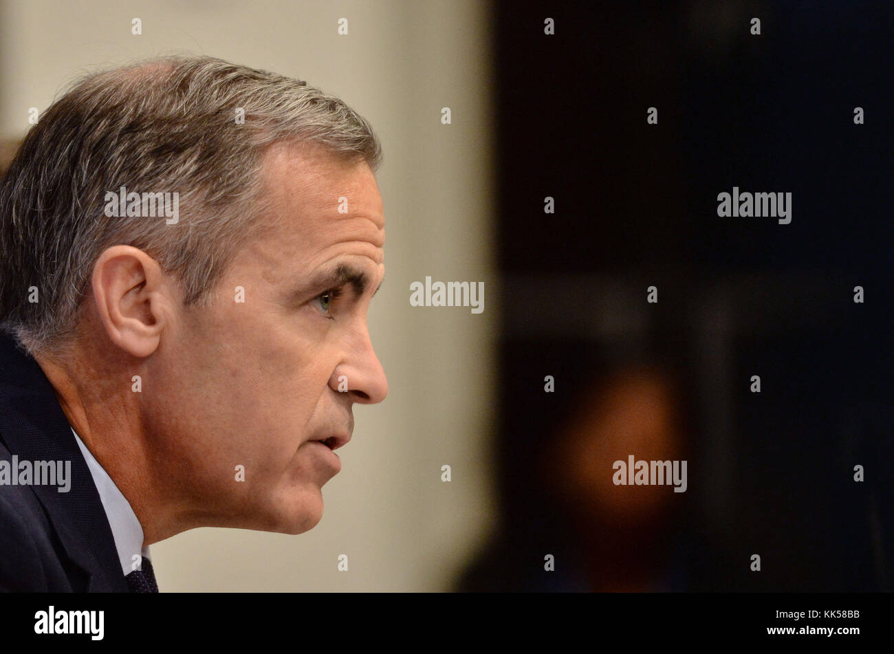 Banca d'Inghilterra governatore Mark Carney parlando durante la banca di Inghilterra del la stabilità finanziaria relazione presso la banca di Inghilterra nella città di Londra. Foto Stock