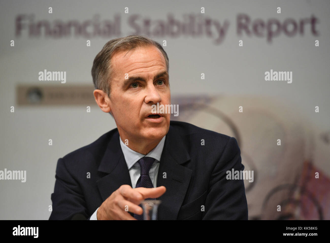 Banca d'Inghilterra governatore Mark Carney parlando durante la banca di Inghilterra del la stabilità finanziaria relazione presso la banca di Inghilterra nella città di Londra. Foto Stock