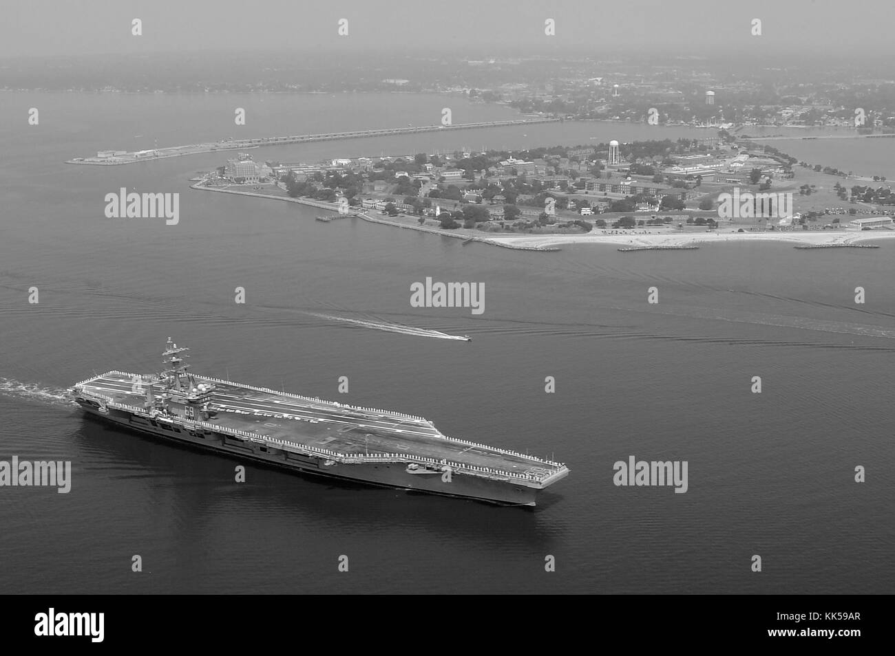 La portaerei classe Nimitz USS Dwight D Eisenhower CVN 69 transita attraverso l'Hamptons Roads Bridge Tunnel mentre parte per uno schieramento regolarmente programmato a sostegno delle operazioni di sicurezza marittima e degli sforzi di cooperazione per la sicurezza del teatro nelle aree di responsabilità della 5a e 6a flotta degli Stati Uniti, Norfolk, Virginia, 2012. Per gentile concessione di Mass Communication Specialist 2nd Class Julia A. Casper/US Navy. Foto Stock