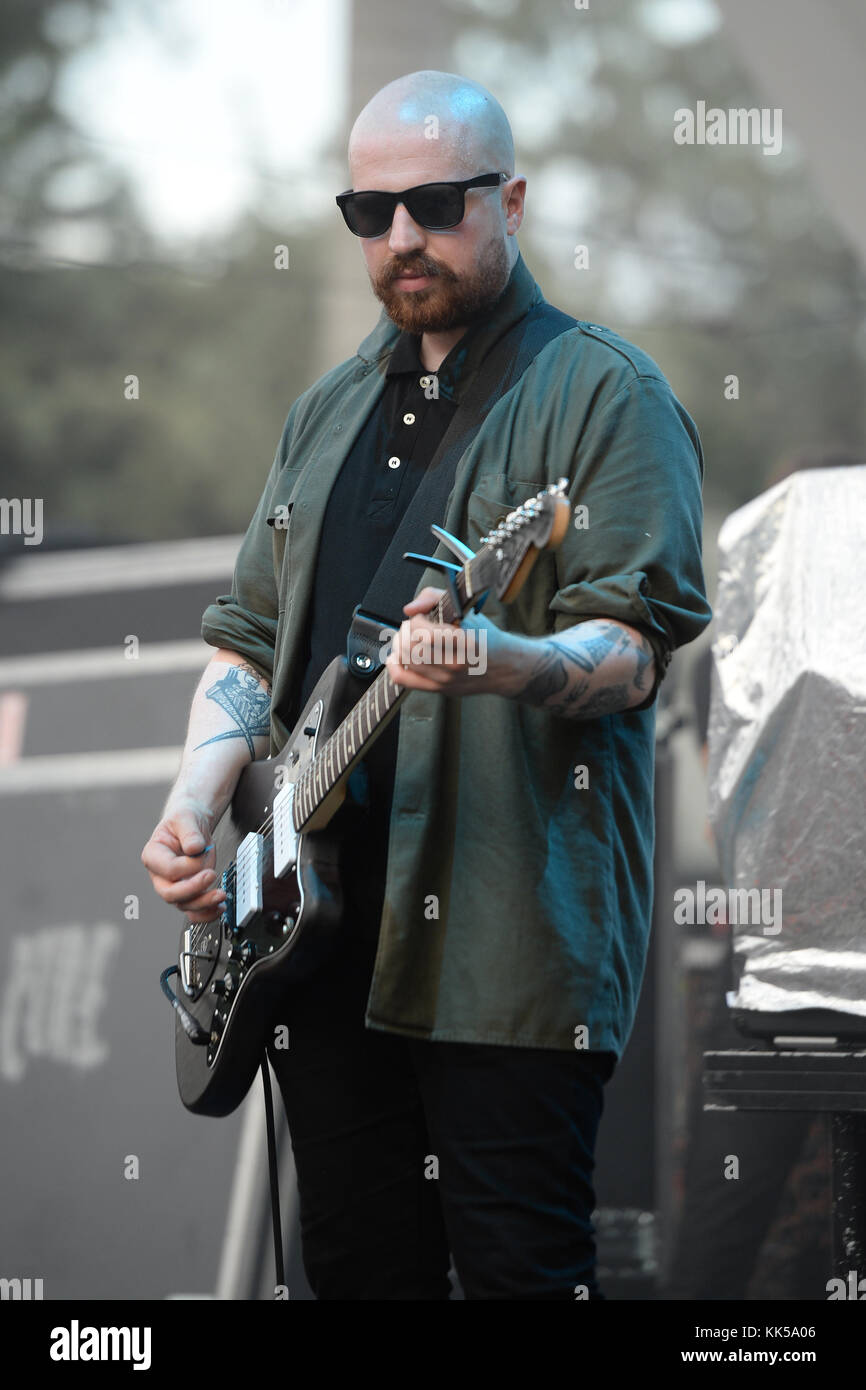 MIAMI Florida - GIUGNO 26: (EMBARGO FINO AL 30/06/16) Andy MacFarlane del The Twilight Sad si esibisce al Bayfront Park Amphitheatre il 26 giugno 2016 a Miami, Florida. Persone: Andy MacFarlane Foto Stock