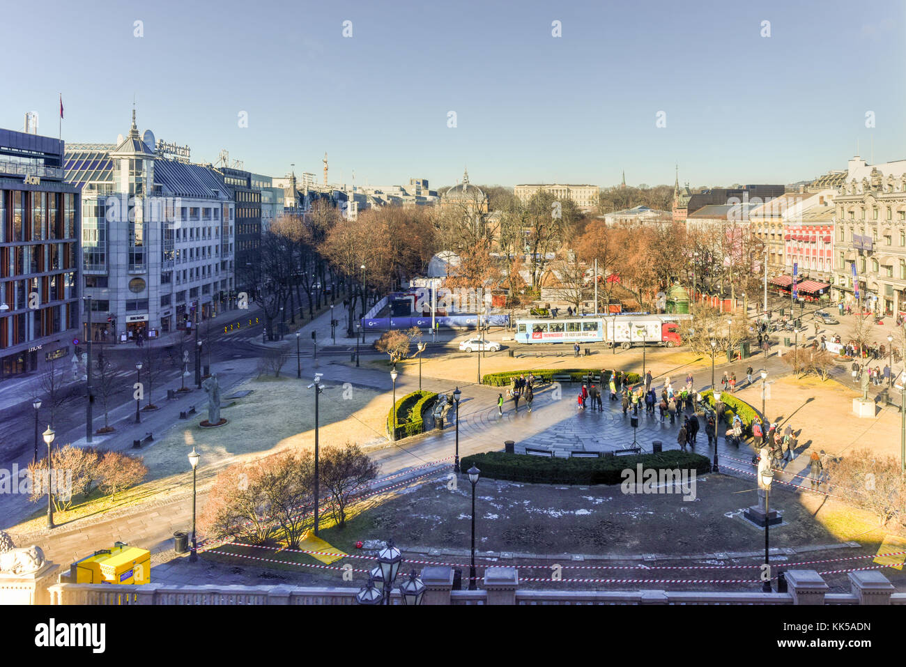 Oslo, Norvegia - 27 febbraio 2016: Karl Johans gate, arteria principale del centro di Oslo. Foto Stock