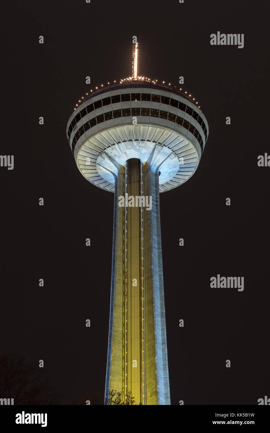 La Torre Skylon alle cascate del Niagara, Canada. Si tratta di una torre di osservazione che si affaccia sia il american falls, new york, e le più grandi cascate Horseshoe Foto Stock