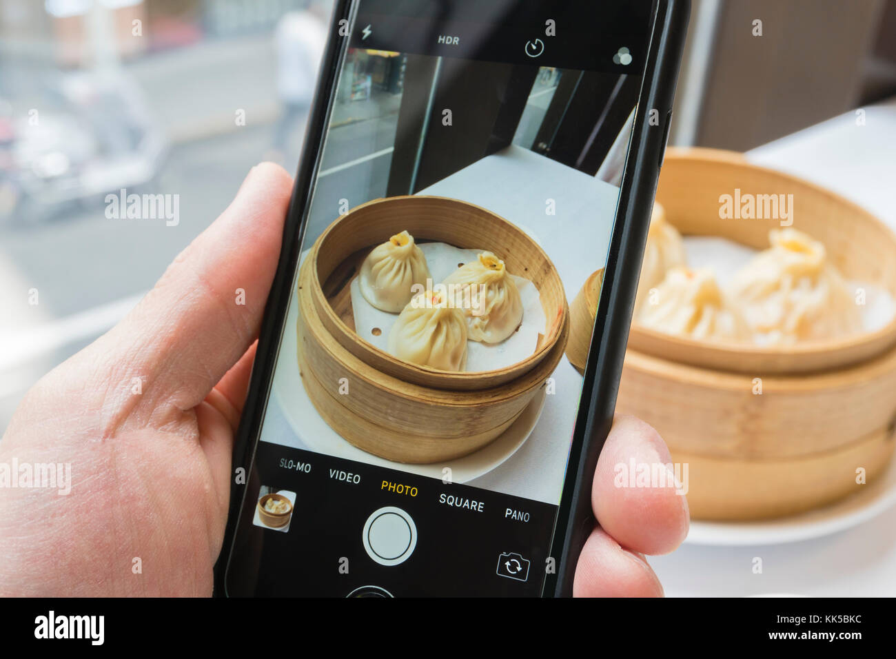 Prendendo foto di gnocco di Shanghai con uno smartphone Foto Stock