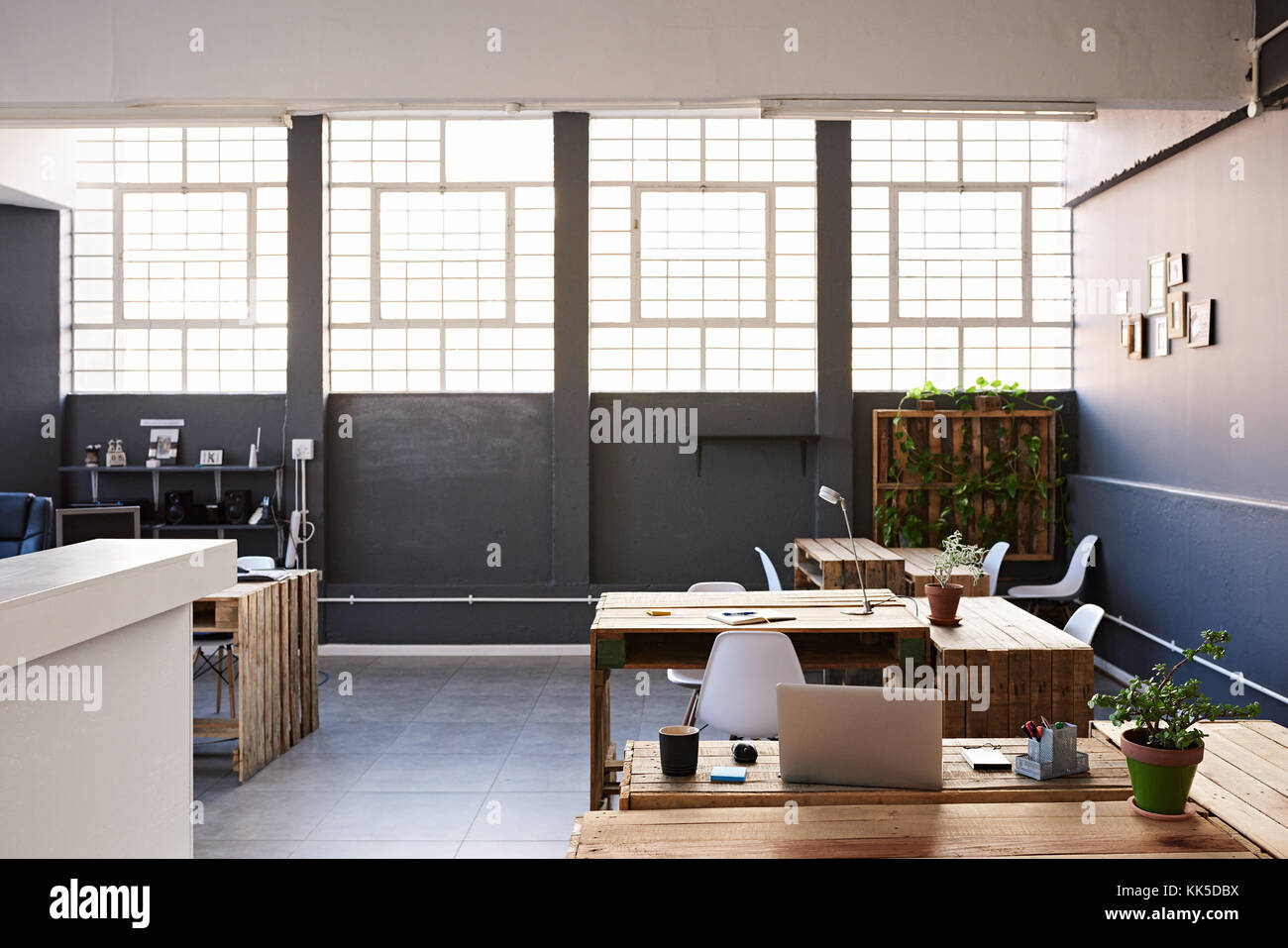 Interno di uno studio di design con nessun dei membri del personale Foto Stock