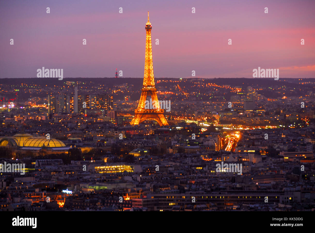 Vista di parigi, francia dalla basilica del Sacro Cuore di Parigi (Sacré Coeur) sulla collina di Montmartre al tramonto. Foto Stock