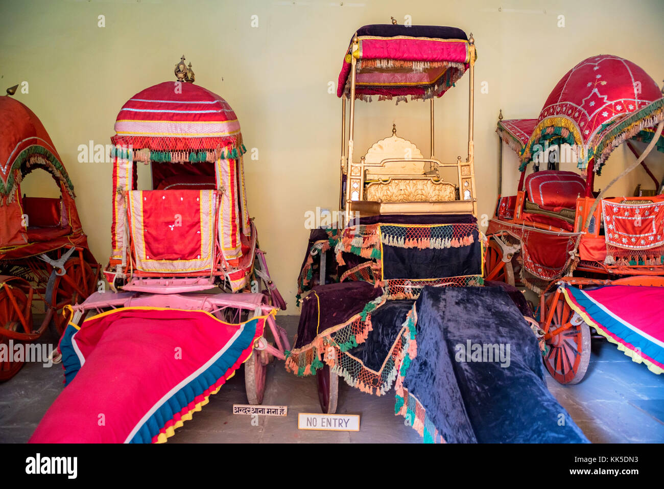 Colorato maharajas' allenatori a Jaipur palace Foto Stock