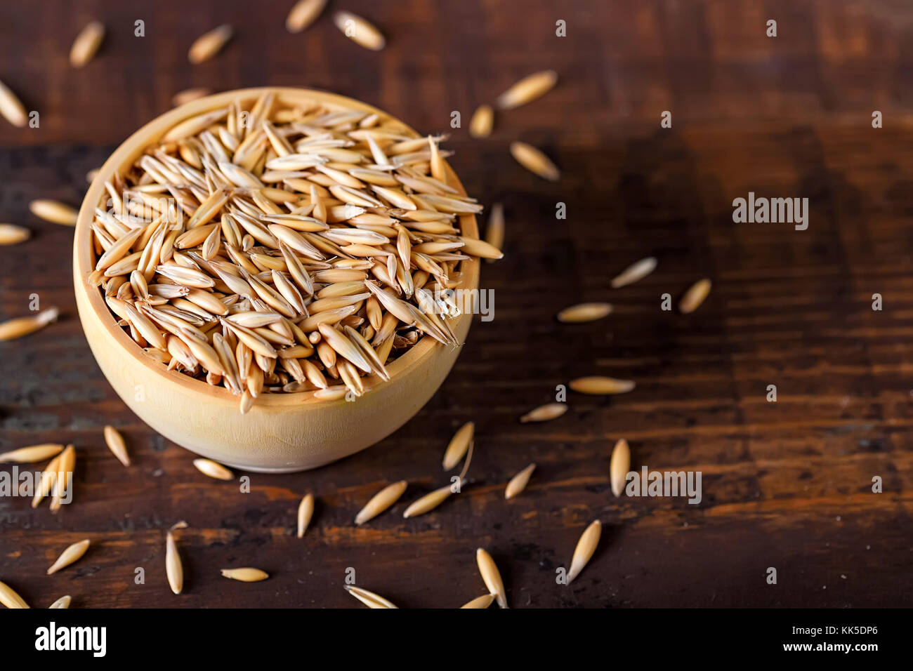 Close up chicchi d' avena nella ciotola di legno Foto Stock