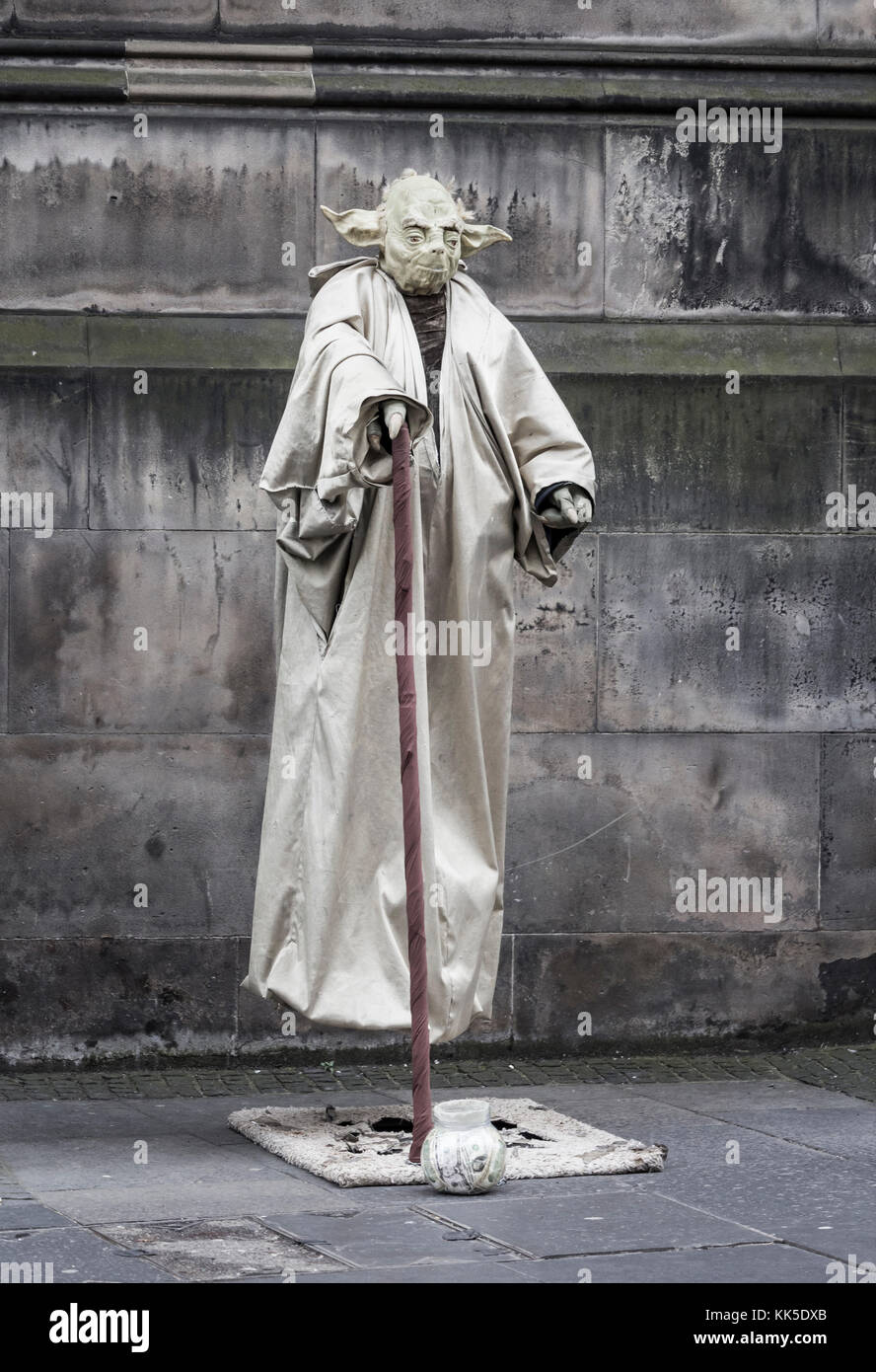 La levitazione yoda musicista di strada a Edimburgo, Scozia Foto Stock